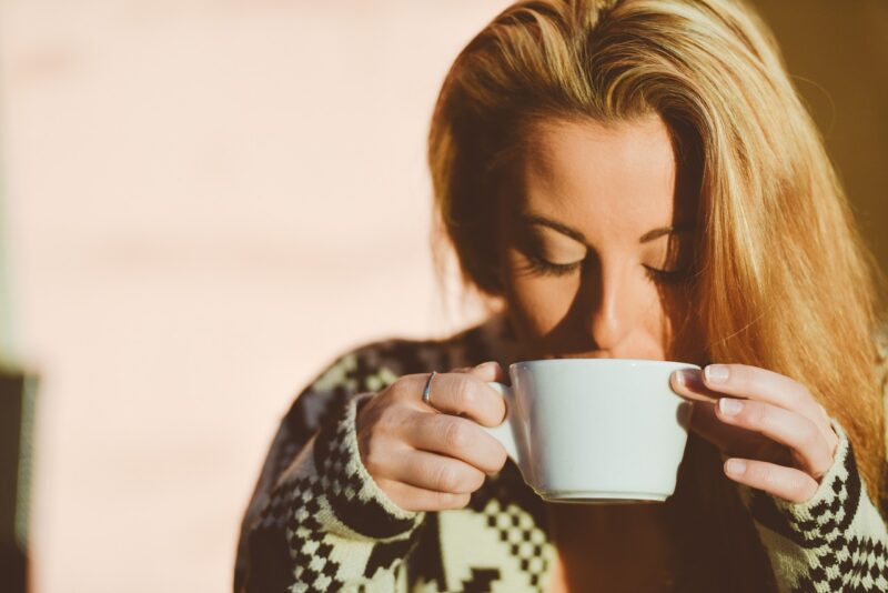 コーヒー飲んでる女性